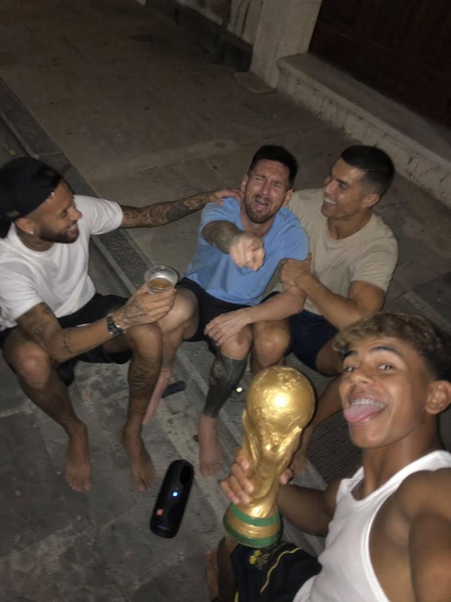 五位朋友在欧式石头街上的夜间自拍庆祝