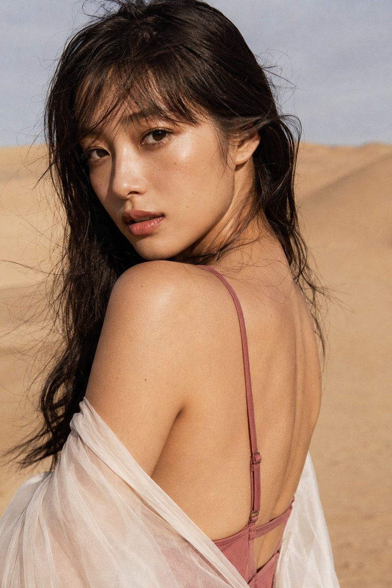 沙漠泳装美女肖像