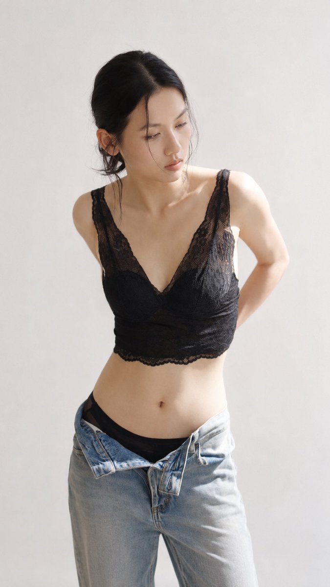 极简主义影棚时尚肖像：东亚女性与蕾丝牛仔