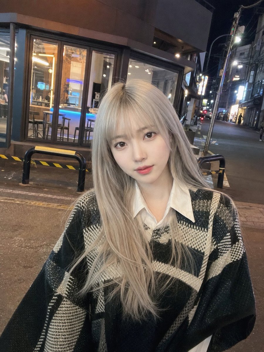 Night Street Candid: Korean Fashion and Authenticity