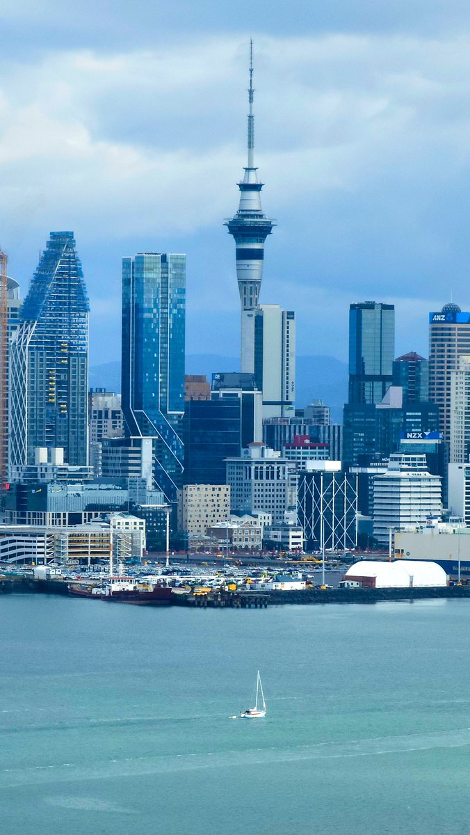 蓝色波浪与宁静天空的城市