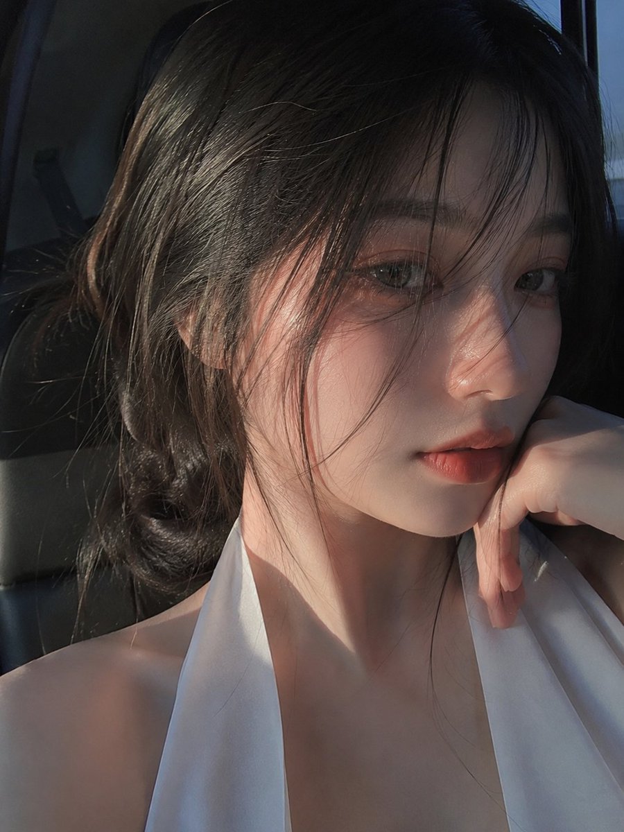 超写实智能手机肖像：东亚女性特写